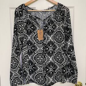 Boutique On Thirty Long Sleeve Loose Fit Black White Geometric Medallion Blouse